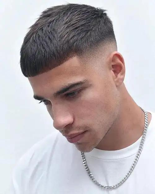 对于发际线比较高的男士,选择搭配齐刘海,让你帅的更有型.