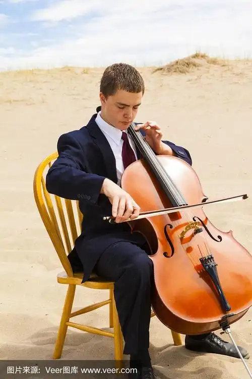 在沙漠中拉大提琴的年轻人