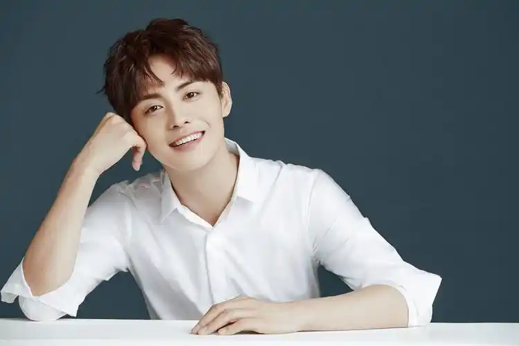 初秋穿什么?看马天宇如何将白衬衫穿出独特气质