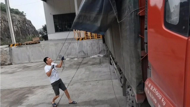 大货司机行车日常:困扰司机师傅们的痛苦工程——盖叠篷布