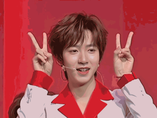 贺峻霖现场可爱三连拍