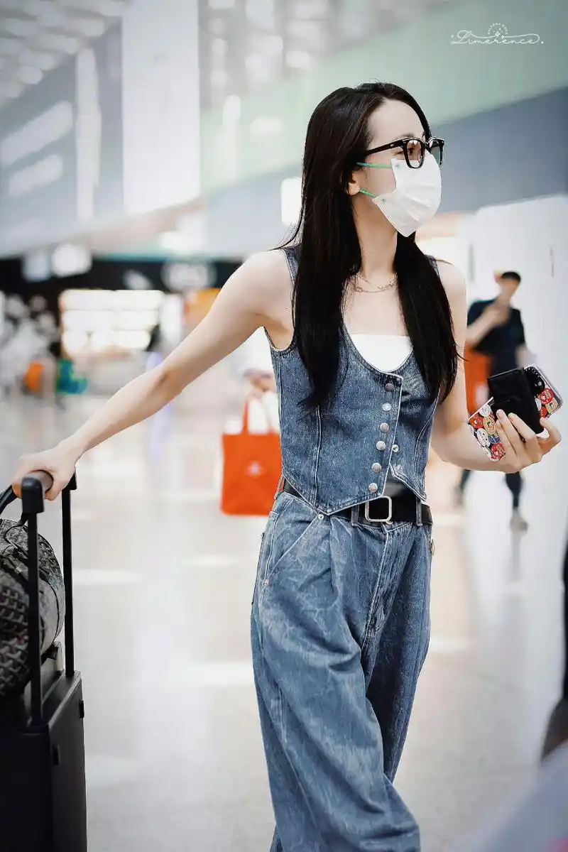 迪丽热巴最新机场街拍