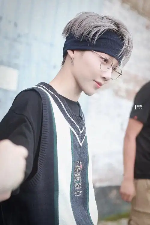 刘雨昕黑色发带造型##刘雨昕眼镜杀