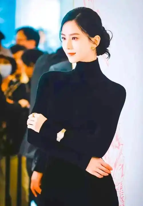刘诗诗穿黑色高领毛衣知性高雅脖子还露出一截这身段真是绝了