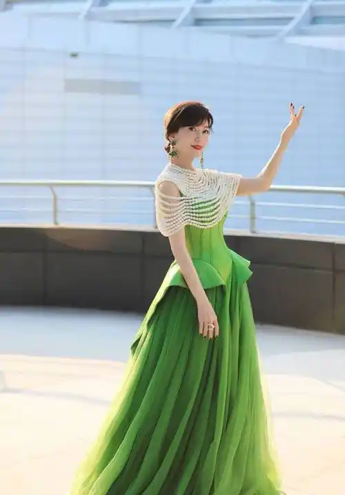 赵雅芝再度展现优雅魅力,一袭绿裙成时尚焦点_气质_大气_写真照