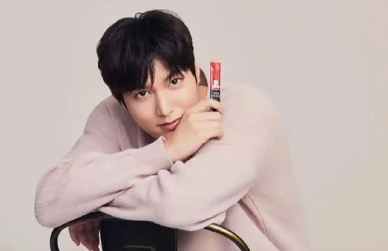 只有我觉得刘耀文长得像李敏镐吗?