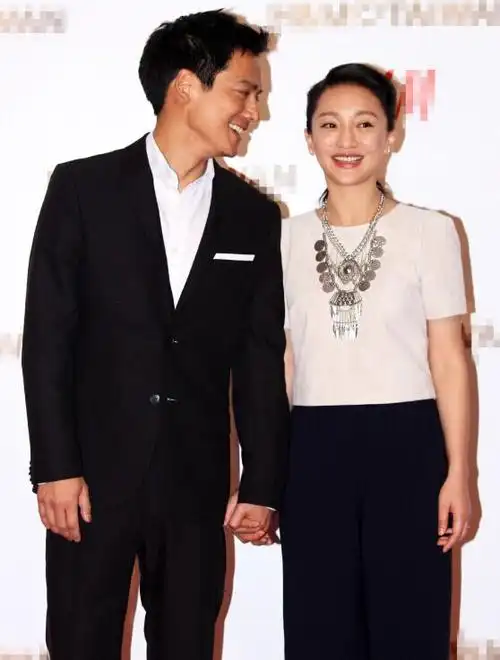 周迅携老公甜蜜亮相台湾时尚精品活动(图)