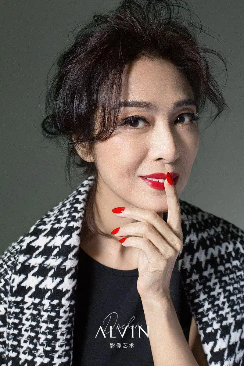 原创64岁米雪涂大红唇烫复古卷穿透视装玩转霸气风卡粉的脸太真实