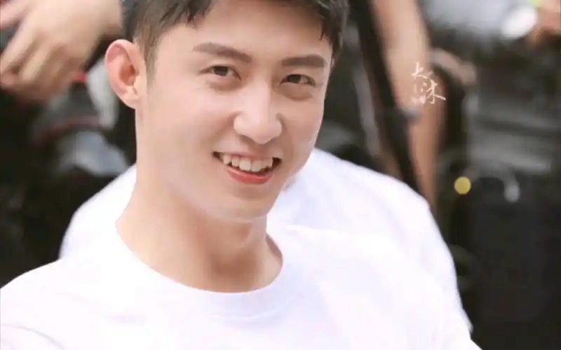 笑起来甜甜的鲸鱼95黄景瑜