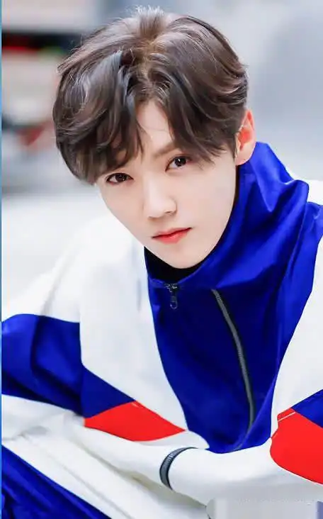 实拍:鹿晗初中照片曝光,一脸乖巧,颜值是全班的亮点!_网易订阅