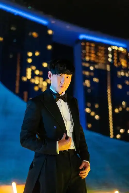 林俊杰破纪录首登新加坡艺术科学馆屋顶