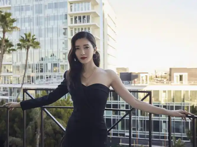 江疏影罕见秀身材穿露肩高开叉长裙大长腿抢镜