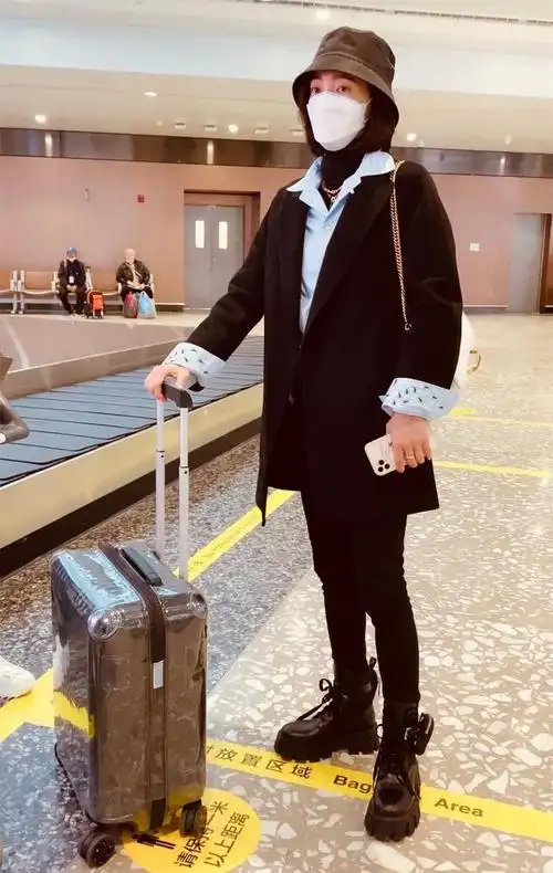 王丽坤把铅笔裤穿出新境界!配流光羽绒服走机场清新怡人,腿真细