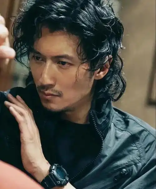 谢霆锋熨斗烫头遭调侃一改痞帅挑战喜剧高颜值拿捏各种造型