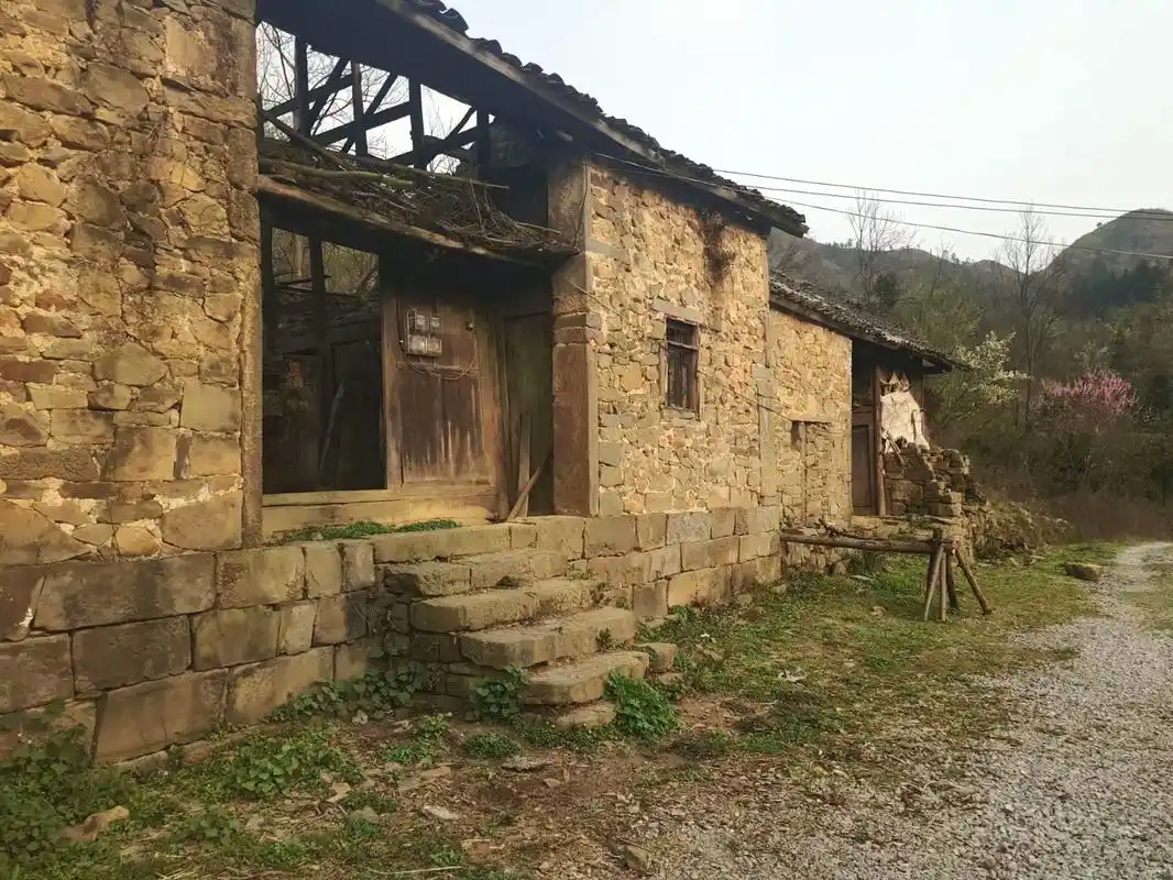 实拍贵州省某村破旧的房屋,如今人去楼空,看了让人心酸