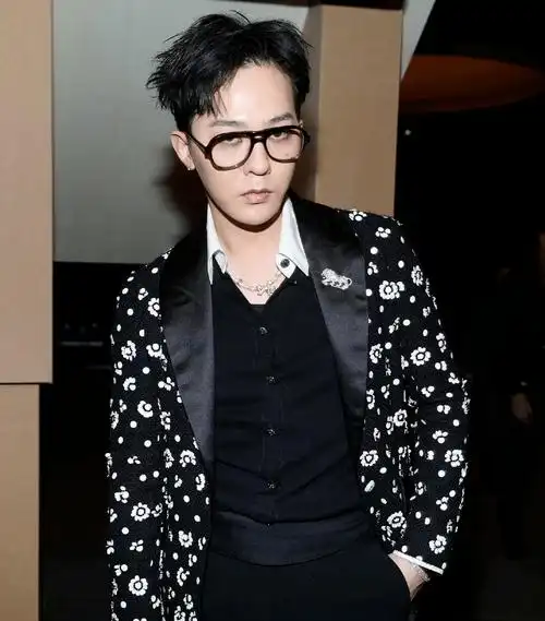 最新权志龙出现在香奈儿活动现场图