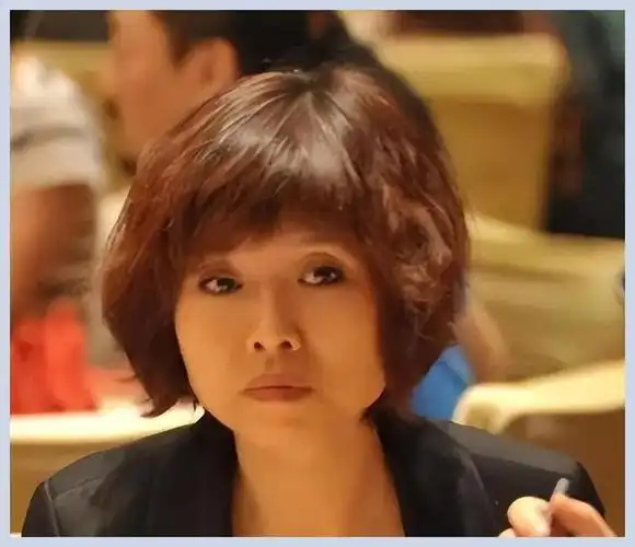 有时候,幸福就在身边却被我们不经意地错失,就像刀郎的前妻杨娜的故事