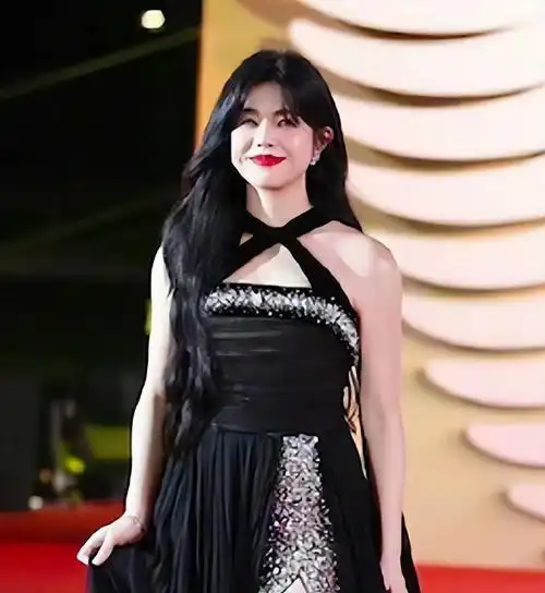 陈妍希金鸡奖被全网吐槽,肿脸肿嘴身材胖,比小笼包造型还拉垮!