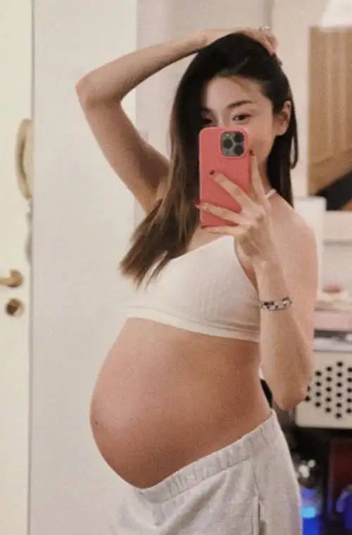 郑恺前女友程晓玥晒孕期照,穿吊带秀超大孕肚,不p妊娠线超自信