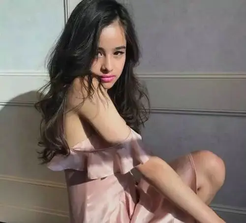 14岁女孩身材爆表成模特,满眼看去全是腿