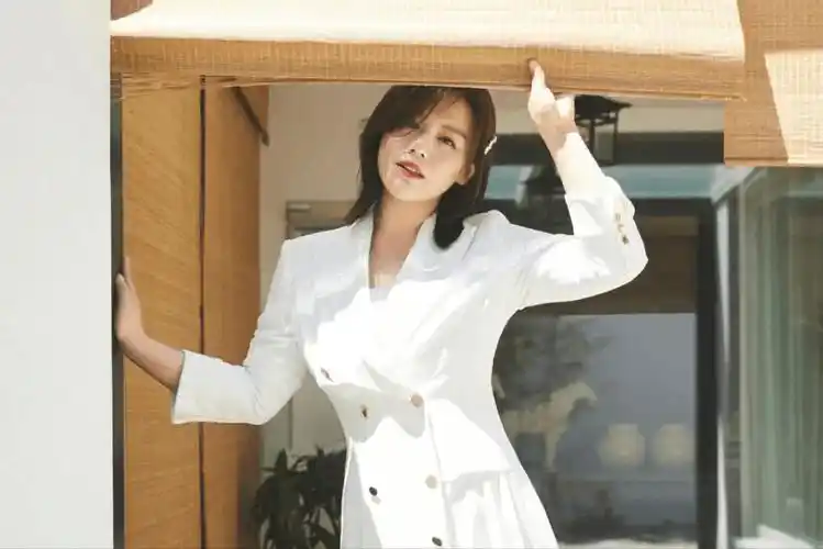 金马奖影后马思纯,与男友牵手游玩,小腹微微隆起坐实怀孕传闻?