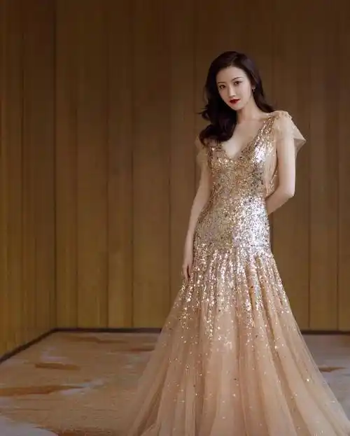 景甜这"富贵范"也是少有,金色礼服一件接一件,气质奢华高贵_的设计