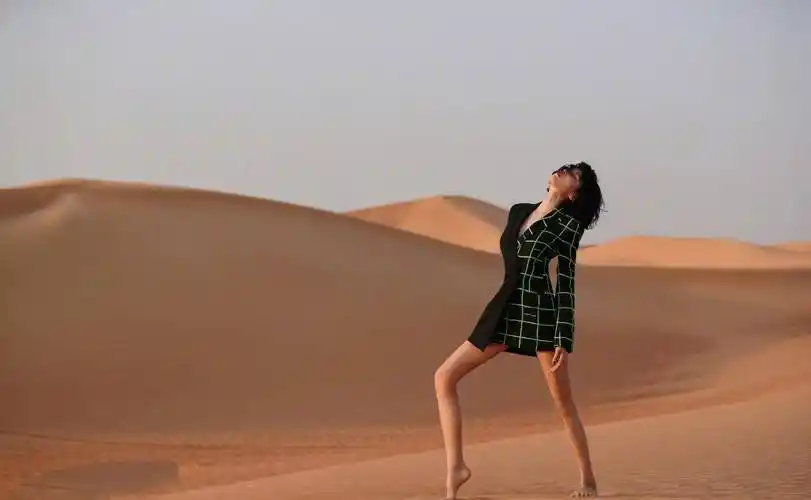 张蓝心的时尚真猜不透,直接健美裤走机场,想秀177的长腿太明显_好身材