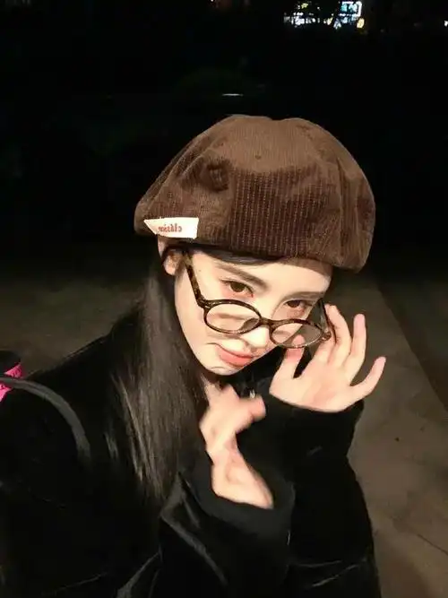 在这张引人瞩目的照片里,鞠婧祎头戴一顶棕色的针织帽,这种秋冬季流行