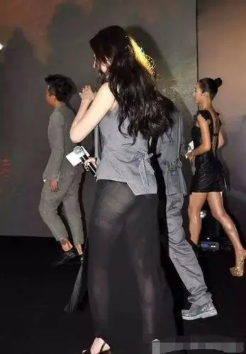 刘亦菲穿条透明裙子就出席活动,太辣眼睛,一旁邓超表情亮了