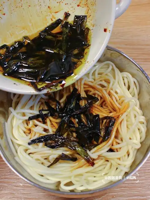 10分钟做一份葱油拌面