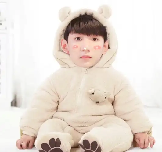 当王源穿上宝宝连体服皮肤白嫩坐姿萌翻了小肉手让人想亲