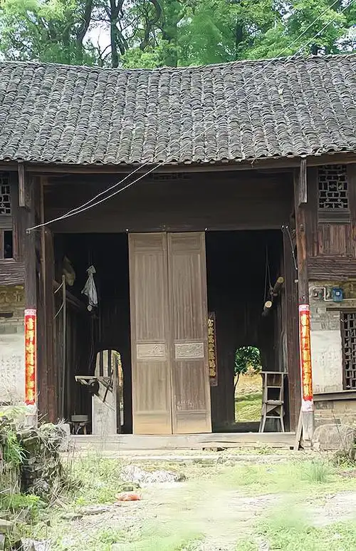 父母看到女婿家境贫寒感到伤心便驾车离开女儿含泪跟着车跑