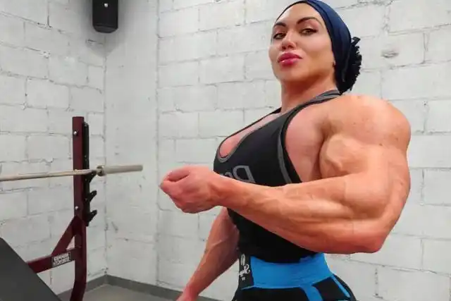 200斤肌肉壮女结婚4周年纪念日被丈夫抱在怀里举高高