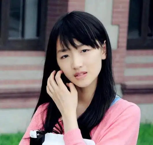 看了周冬雨高中的照片,终于理解为何她被张艺谋相中了,太水灵了