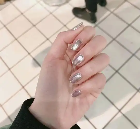 又帅又酷又有才华的银色美甲,酷girl们的心机美甲都在这!
