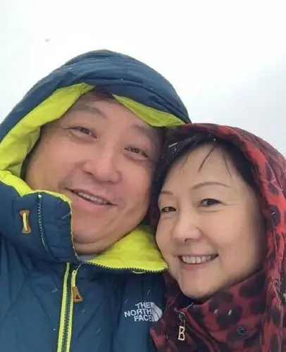 王晶晒和老婆合影庆两人携手走过40年