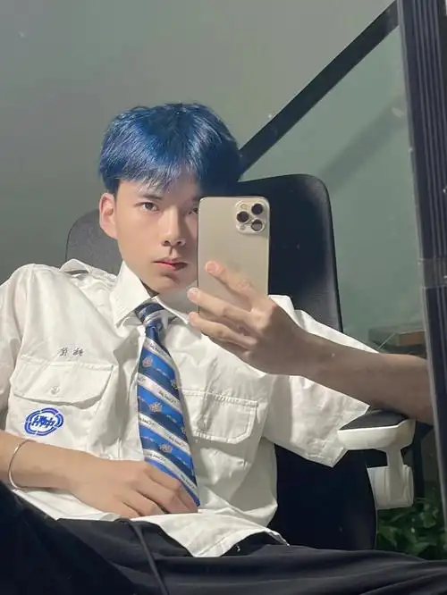 男生蓝黑色雾霾蓝发色推荐越掉越好看03