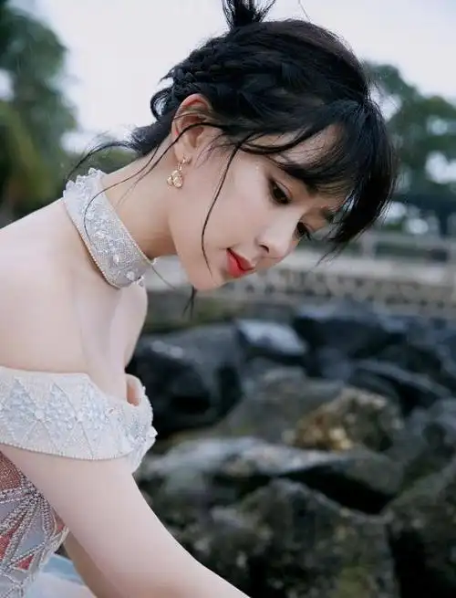 的第七位"金鹰女神" ,并获得了第29届中国电视金鹰奖观众喜爱的女演员