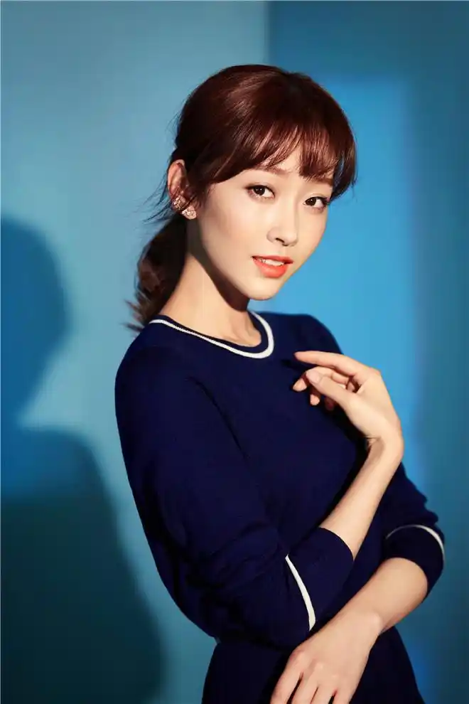 她是《午夜蝴蝶》里众星捧月的女神级人物,在现实中清新性感!