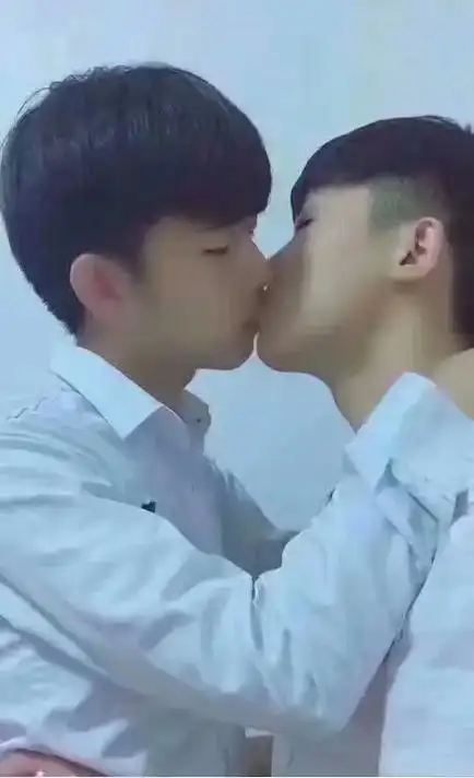 图文来了 #彩虹96 #两个男孩子的日常生活 ##高甜吻戏 - 抖音