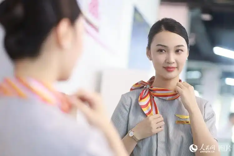 重庆:"空姐""动姐" 携手开展服务礼仪培训备战暑运