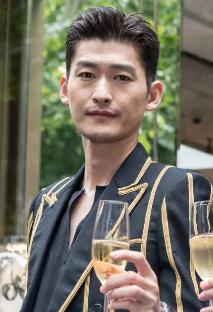 张翰近照曝光 油头搭配胡茬新造型尽显成熟沧桑