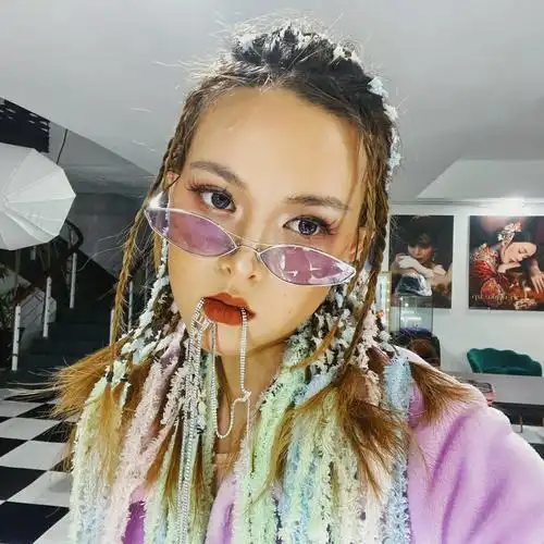 脏辫女孩不够酷就多喝点旺仔吧