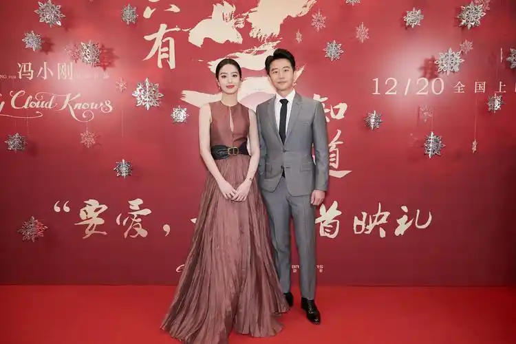 杨采钰《只有芸知道》首映礼演技获赞 芳华剧组重聚见证成"芸"蜕变