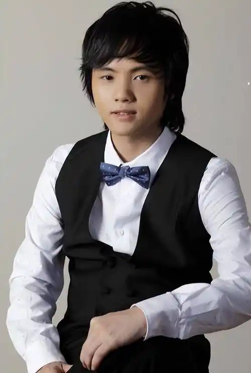 郑源14岁开演唱会,靠一首歌获上亿身家,29岁成最年轻音乐教授