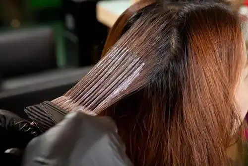 长假里,杭州一位女士染发染出了一肚子懊恼,小心爱美的你也中招