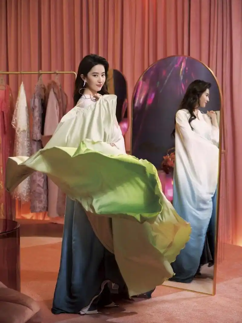 刘亦菲拿的这件衣服,是在梦回当年寿桃装神图.