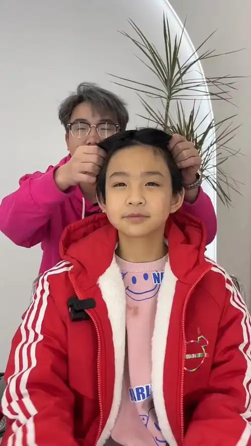 剪男生头发的小女孩