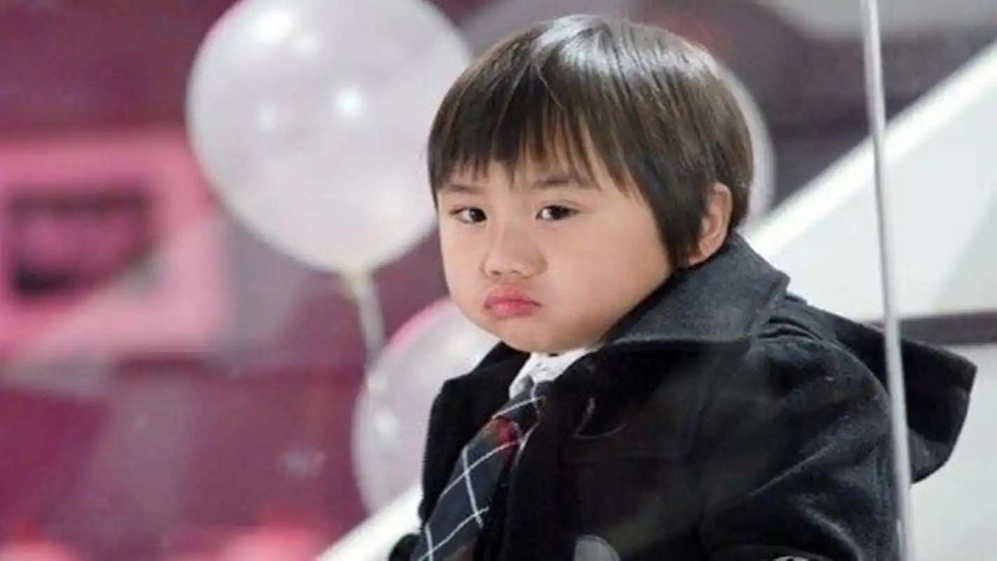 但我若是把温兆宇小时候的照片拿出来,很多上了点年纪的人一定会说