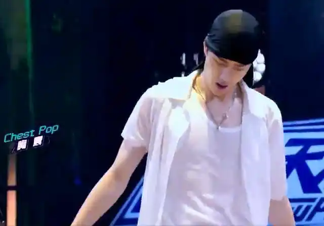 王一博水舞台跳劲舞,湿身连续胸震,网友:心跳加速!